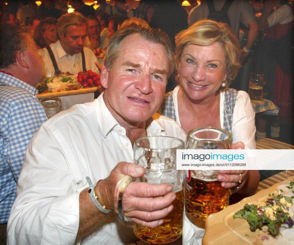 Laureus Golf Trophy 2003 Copyright IMAGO Herrmann Date 20 09 2003 Theme Laureus Golf Trophy 2003 Fritz Wepper with wife Angela Oktoberfest Munich Welcome Evening at the Hippodrom The renowned Wiesn landlord Sepp Krätz, himself an avid golfer and member of the Bogey Golfer club, hosts the LAUREUS Golf Trophy