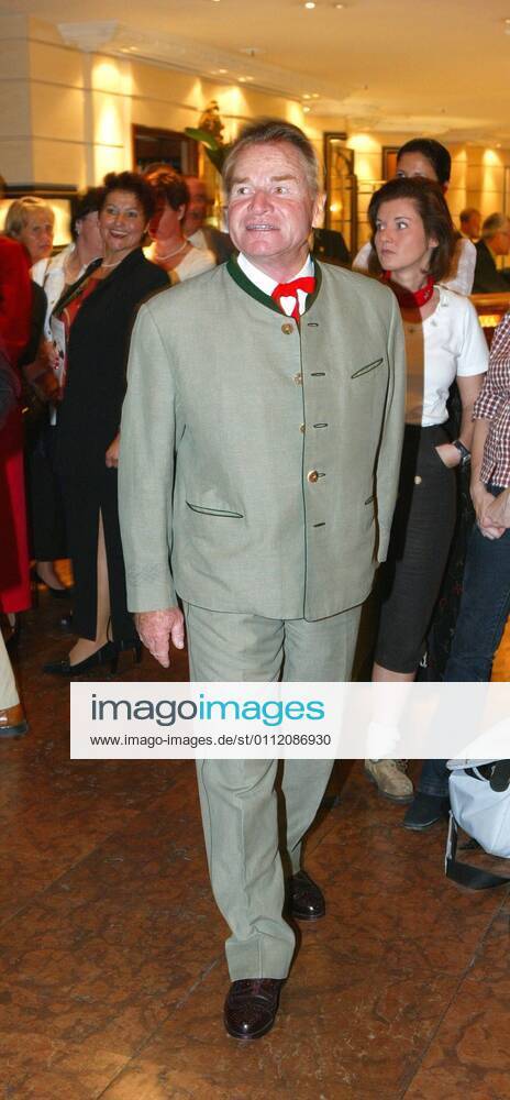 Laureus Golf Trophy 2003 Copyright IMAGO Herrmann Date 21 09 2003 Theme Laureus Golf Trophy 2003 Fritz Wepper whole figure At the second Laureus Oktoberfest golf tournament in Munich The award ceremony took place on Sunday evening at the Bayerischer Hof At a traditional costume gala with over 300 guests, the winners were then chosen and the dona