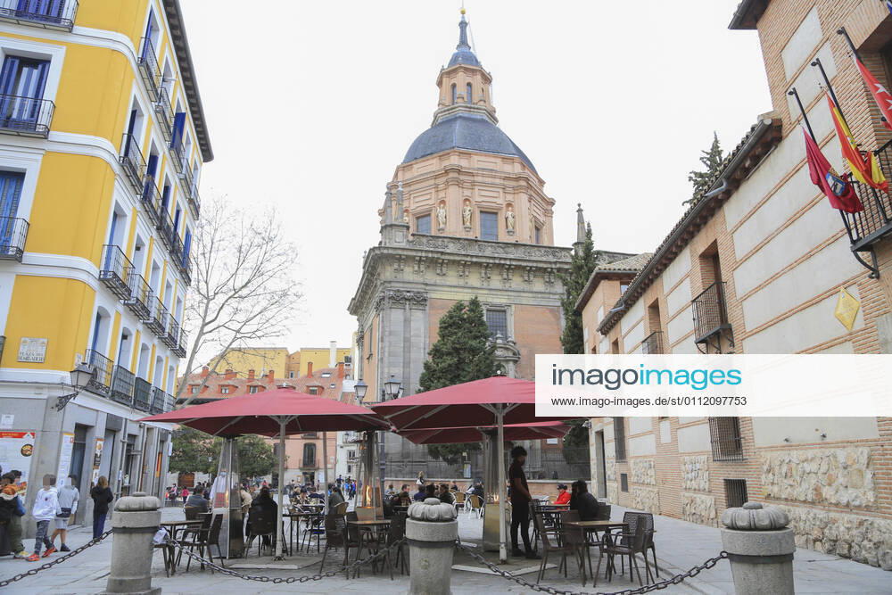 Several people on the terrace of a bar in the center of Madrid (Spain), on February 5, 2021. The Community of Madrid extends from Friday the number of people who can share a table on the terraces, which goes from four to a maximum of six, while maintaining the limit of four inside the establishments, and continues to suspend the bar service. The increase in the maximum number of diners on the terraces has been published Friday in the Official Gazette of the Community of Madrid (BOCM) with effect from the same day of publication. 5 FEBRUARY 2021;COMMUNITY OF MADRID;HOSPITALITY;CORONAVIRUS;TERRACES;BARS;ECONOMY;VIRUS Tamara Rozas LagenciaEP 02 05 2021 MADRID MADRID Spain