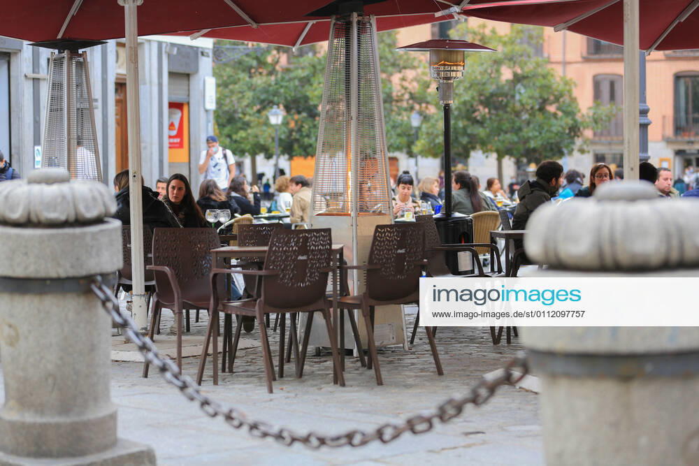 Several people on the terrace of a bar in the center of Madrid (Spain), on February 5, 2021. The Community of Madrid extends from Friday the number of people who can share a table on the terraces, which goes from four to a maximum of six, while maintaining the limit of four inside the establishments, and continues to suspend the bar service. The increase in the maximum number of diners on the terraces has been published Friday in the Official Gazette of the Community of Madrid (BOCM) with effect from the same day of publication. 5 FEBRUARY 2021;COMMUNITY OF MADRID;HOSPITALITY;CORONAVIRUS;TERRACES;BARS;ECONOMY;VIRUS Tamara Rozas LagenciaEP 02 05 2021 MADRID MADRID Spain