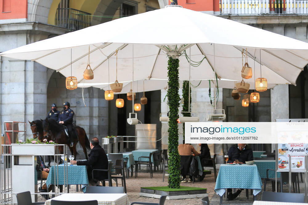 Several people on the terrace of a bar in the center of Madrid (Spain), on February 5, 2021. The Community of Madrid extends from Friday the number of people who can share a table on the terraces, which goes from four to a maximum of six, while maintaining the limit of four inside the establishments, and continues to suspend the bar service. The increase in the maximum number of diners on the terraces has been published Friday in the Official Gazette of the Community of Madrid (BOCM) with effect from the same day of publication. 5 FEBRUARY 2021;COMMUNITY OF MADRID;HOSPITALITY;CORONAVIRUS;TERRACES;BARS;ECONOMY;VIRUS Tamara Rozas LagenciaEP 02 05 2021 MADRID MADRID Spain