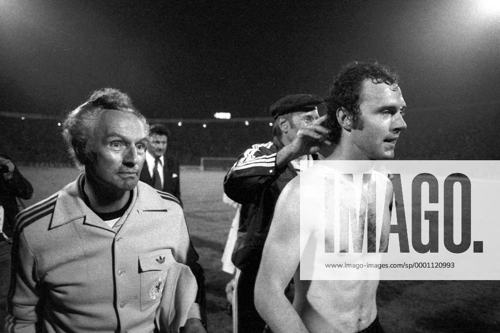 Franz Beckenbauer (BR Deutschland) - Schlußjubel nach dem Halbfinalsieg Fußball EM Herren Europameisterschaft 1976, Halbfinale, Länderspiel, Nationalmannschaft, Nationalteam, Nationaltrikot Gruppe Belgrad