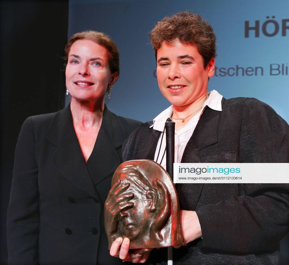 Hoerfilmpreis Copyright IMAGO Herrmann 13 12 2004 Topic The Association for the Blind and Visually Impaired awarded the Hoerfilmpreis 2004 by patron Mario Adorf in the atrium of the Deutsche Bank Berlin with jury member Gudrun Landgrebe and prize winner Evelyn Sallam.