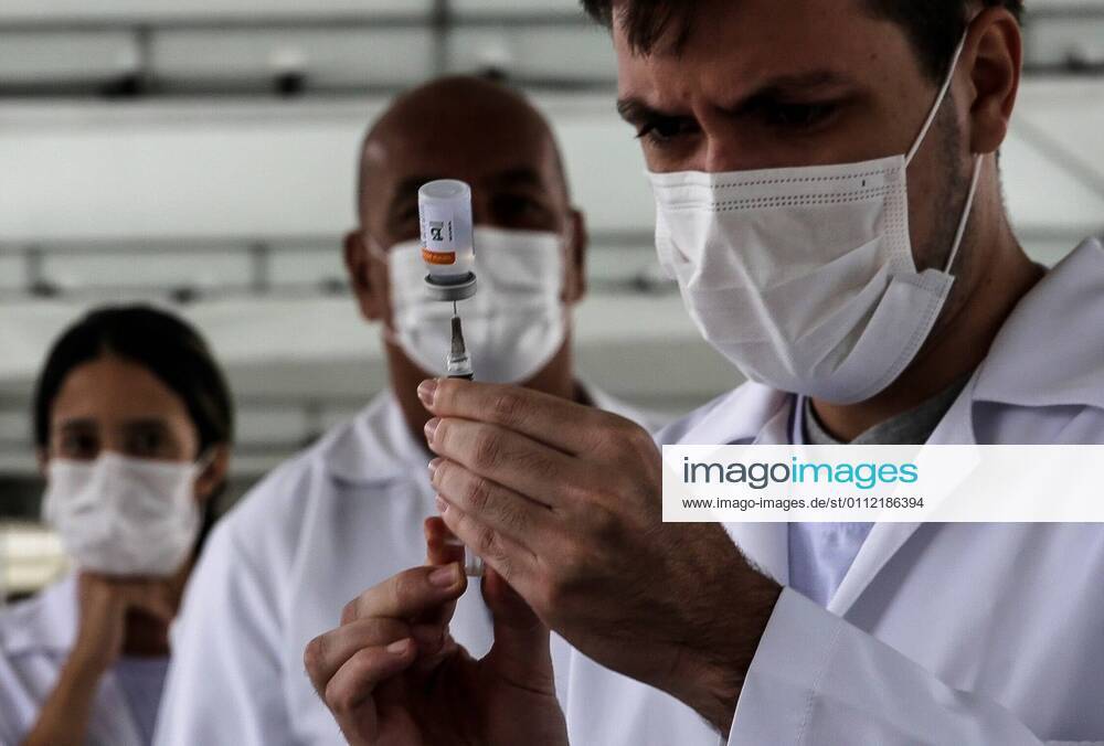 A health worker prepares a shot of Sinovac vaccine in a vaccination center placed at the Samba s Passarela , in Rio de Janeiro, Brazil, 06 February 2021. The sambadrome has been turned into a covid-19 vaccination place for older adults. Rio de Janeiro sambadrome is turned into a vaccination center for older adults !ACHTUNG: NUR REDAKTIONELLE NUTZUNG!