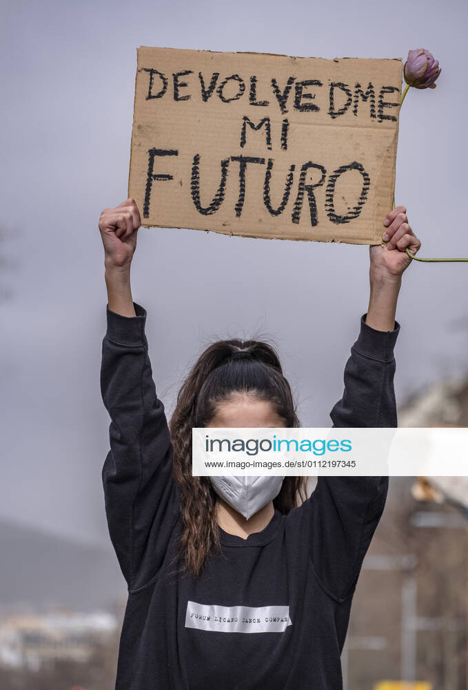 A protester wearing a face mask holds a placard that says give me back my future during the demonstration in Passeig de Grà cia..Professionals, teachers and students of the Dance schools have gathered in Passeig de Grà cia to demand the suspension of the restrictive measures derived from the Covid infections to recover dance classes and return to work. Barcelona Spain - ZUMAs197 20210206_zaa_s197_125