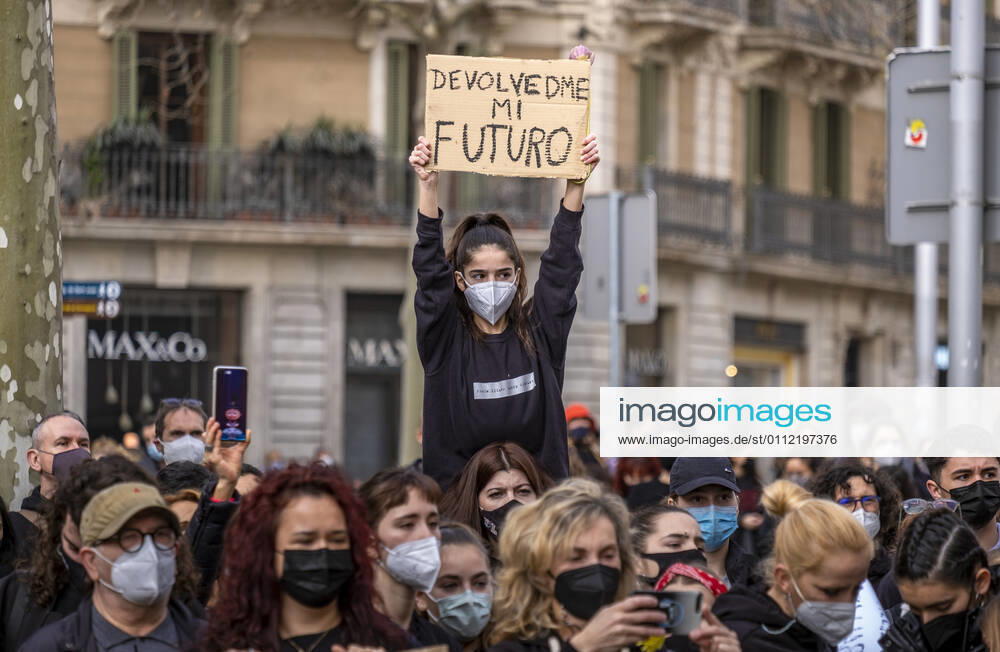 A protester wearing a face mask holds a placard that says give me back my future during the demonstration in Passeig de Grà cia..Professionals, teachers and students of the Dance schools have gathered in Passeig de Grà cia to demand the suspension of the restrictive measures derived from the Covid infections to recover dance classes and return to work. Barcelona Spain - ZUMAs197 20210206_zaa_s197_126