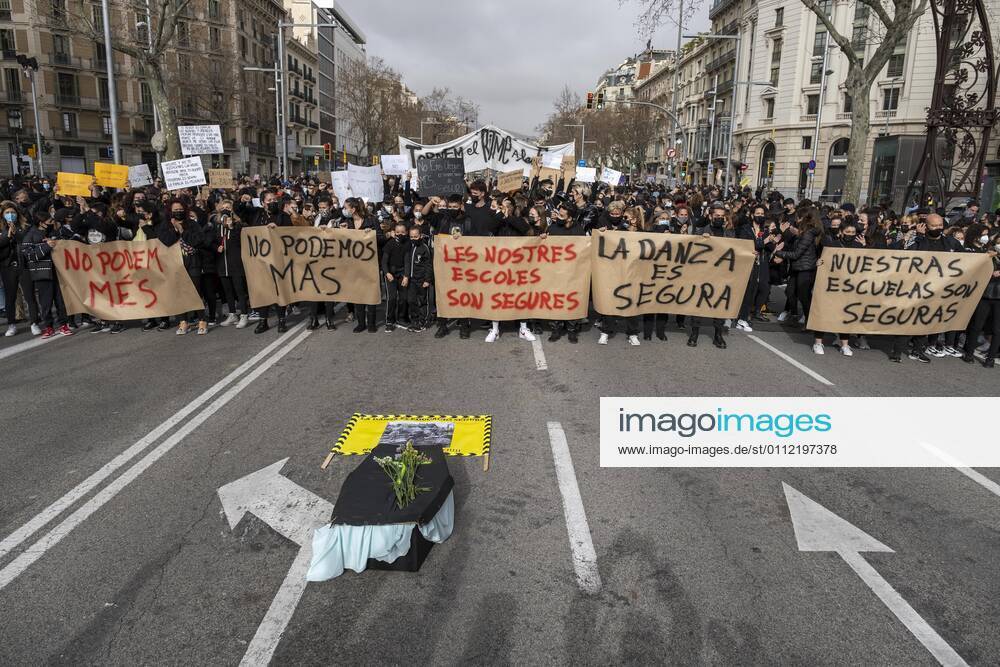 Protesters hold banners during the demonstration..Professionals, teachers and students of the Dance schools have gathered in Passeig de Grà cia to demand the suspension of the restrictive measures derived from the Covid infections to recover dance classes and return to work. Barcelona Spain - ZUMAs197 20210206_zaa_s197_128