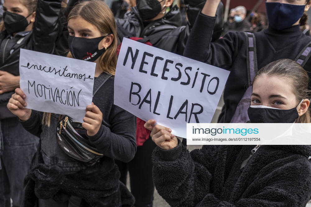 Protesters hold placards during the demonstration in Passeig de Grà cia..Professionals, teachers and students of the Dance schools have gathered in Passeig de Grà cia to demand the suspension of the restrictive measures derived from the Covid infections to recover dance classes and return to work. Barcelona Spain - ZUMAs197 20210206_zaa_s197_135