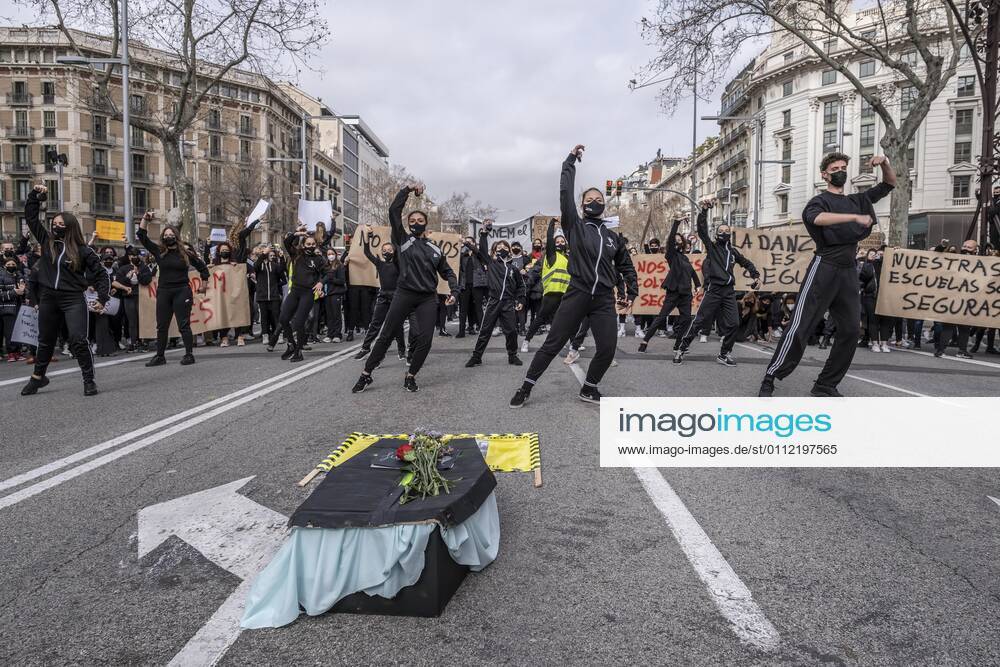 A group of dancers are seen dancing in front of a cardboard coffin that simulates the death of dance during the demonstration..Professionals, teachers and students of the Dance schools have gathered in Passeig de Grà cia to demand the suspension of the restrictive measures derived from the Covid infections to recover dance classes and return to work. Barcelona Spain - ZUMAs197 20210206_zaa_s197_136