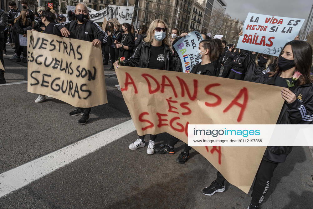 Protesters hold banners during the demonstration..Professionals, teachers and students of the Dance schools have gathered in Passeig de Grà cia to demand the suspension of the restrictive measures derived from the Covid infections to recover dance classes and return to work. Barcelona Spain - ZUMAs197 20210206_zaa_s197_130