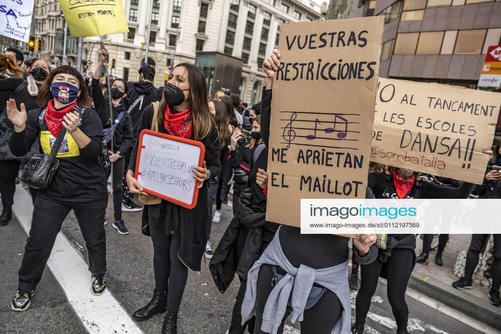 Protesters hold placards during the demonstration in Passeig de Grà cia..Professionals, teachers and students of the Dance schools have gathered in Passeig de Grà cia to demand the suspension of the restrictive measures derived from the Covid infections to recover dance classes and return to work. Barcelona Spain - ZUMAs197 20210206_zaa_s197_140