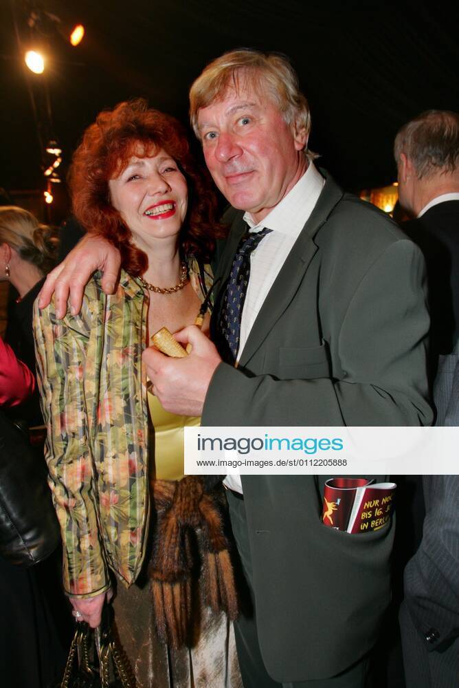 The Golden Duck Copyright IMAGO Herrmann 21 02 2006 Topic Awarding The Golden Duck by Hans Peter Wodarz as well as New Years reception of the Berlin publishing house at Pomp Duck and Circumstance with singer Regina Thoss heitratet in April her Roland Clemenc Hinkel