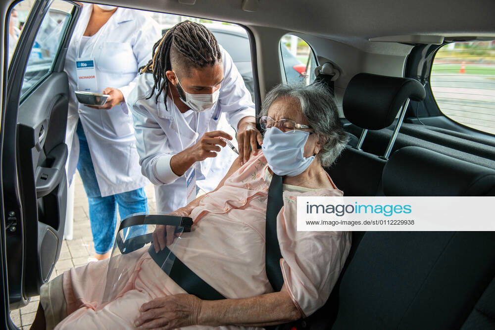 Drive-thru COVID-19 vaccination in Brazil VACCINATION DRIVE THRU - Vaccination against Covid19 of elderly over 90 years of age in the drive thru system in Barra Olympic Park on February 06, 2021. Rio de Janeiro Barra Olympic Park Brazil 5963_228872
