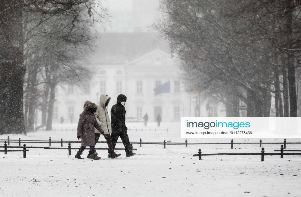 Winter Berlin, DEU, 07 02 2021 Sapziergaenger with FFP2 masks walk past Bellevue Palace during heavy snowfall According to the German Weather Service, 15 to 40 centimeters of fresh snow and snow drifts are expected in central Germany Berlin Berlin Germany