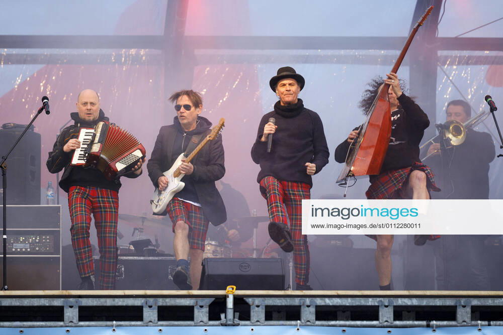 Kai Engel, Harry Alfter, Peter Brings and Stephan Brings of Brings at the car concert Carneval session 1 of Bonnlive at the Südstadion Due to the ongoing corona crisis, carnival events are largely cancelled this year, the Cologne Shrove Monday procession will only take place virtually, concerts are subject to strict restrictions Cologne, 06 02 2021 Foto:xC.xFuturexImage