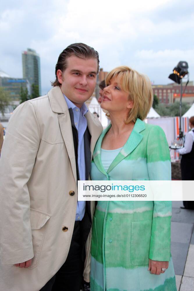 ZDF summer party Carmen Nebel with son Gregor ZDF summer party summer meeting on the Kultrurforum in Berlin Copyright IMAGO Herrmann Date 05 07 2007