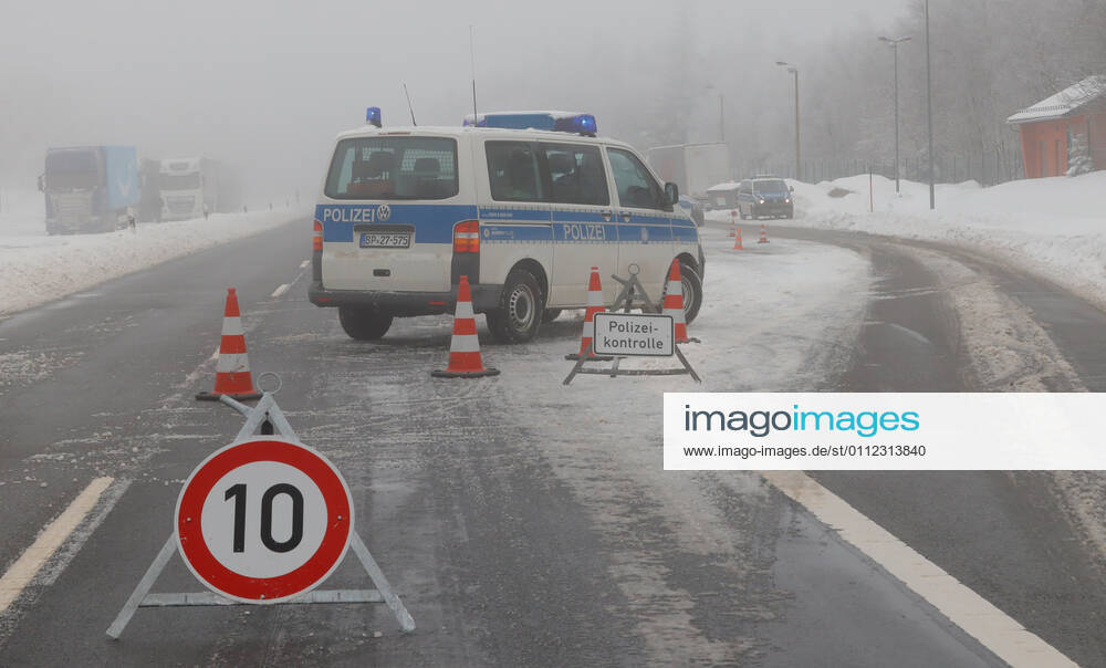Corona border control 07 02 2021, Reitzenhain, border to the Czech Republic, despite severe winter and fog, border controls are carried out within the framework of the Corona entry regulations Strong Federal Police forces check each vehicle on entry The occupants must be able to show Corona documents Chemnitz Saxony FRG