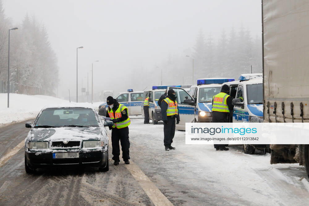 Corona border control 07 02 2021, Reitzenhain, border to the Czech Republic, despite severe winter and fog, border controls are carried out within the framework of the Corona entry regulations Strong Federal Police forces check each vehicle on entry The occupants must be able to show Corona documents Chemnitz Saxony FRG