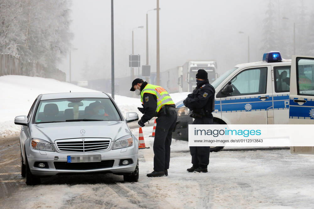 Corona border control 07 02 2021, Reitzenhain, border to the Czech Republic, despite severe winter and fog, border controls are carried out within the framework of the Corona entry regulations Strong Federal Police forces check each vehicle on entry The occupants must be able to show Corona documents Chemnitz Saxony FRG