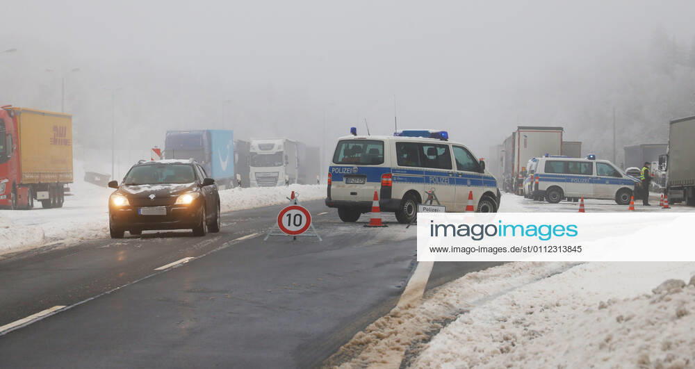 Corona border control 07 02 2021, Reitzenhain, border to the Czech Republic, despite severe winter and fog, border controls are carried out within the framework of the Corona entry regulations Strong Federal Police forces check each vehicle on entry The occupants must be able to show Corona documents Chemnitz Saxony FRG