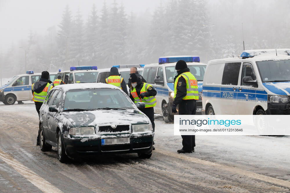 Corona border control 07 02 2021, Reitzenhain, border to the Czech Republic, despite severe winter and fog, border controls are carried out within the framework of the Corona entry regulations Strong Federal Police forces check each vehicle on entry The occupants must be able to show Corona documents Chemnitz Saxony FRG