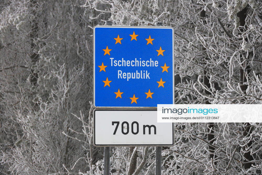 Corona border control 07 02 2021, Reitzenhain, border to the Czech Republic, despite severe winter and fog, border controls are carried out within the framework of the Corona entry regulations Strong Federal Police forces check each vehicle on entry The occupants must be able to show Corona documents Chemnitz Saxony FRG
