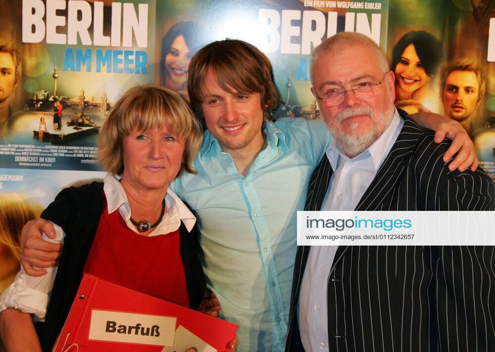 Filmpremiere Berlin am Meer The main actors Axel Schreiber m with mother Gudrun, father Juergen Filmpremiere Berlin am Meer in the cinema Colloseum in Berlin Copyright IMAGO Herrmann Date 08 01 2008 IMAGO Fotoagentur Berlin Phone