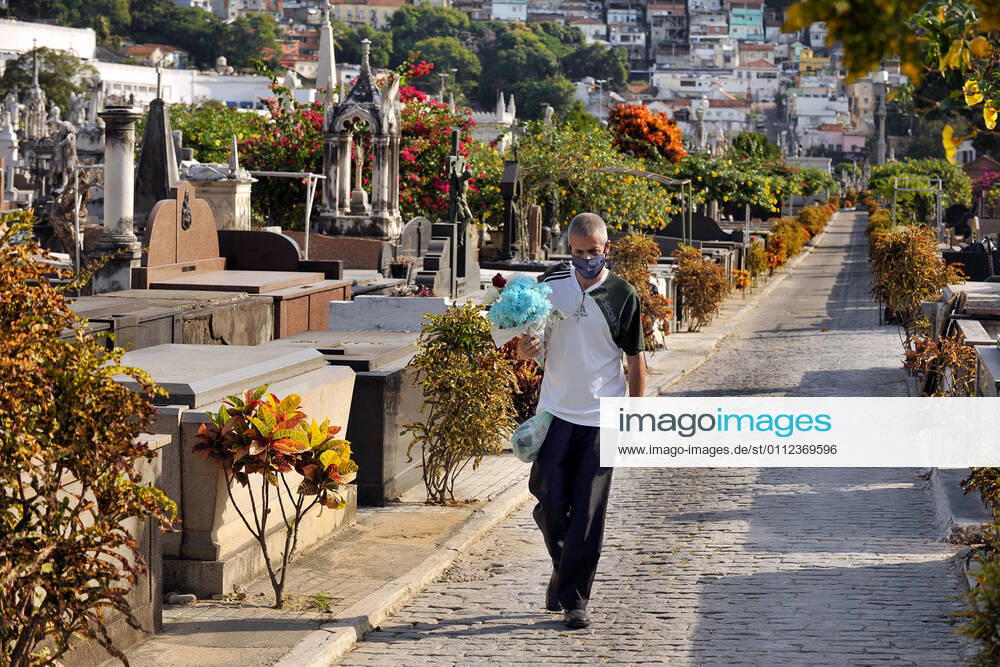 Brazil under COVID-19 RIO DE JANEIRO, BRAZIL, APR 30: COVID 19 - Sao Joao Batista Cemetery on April 30, 2020. Man takes flowers to his mother s grave victim of covid 19 ( Photo by Chico Ferreira Penta Press ) Rio de Janeiro Brazil 5952_228652