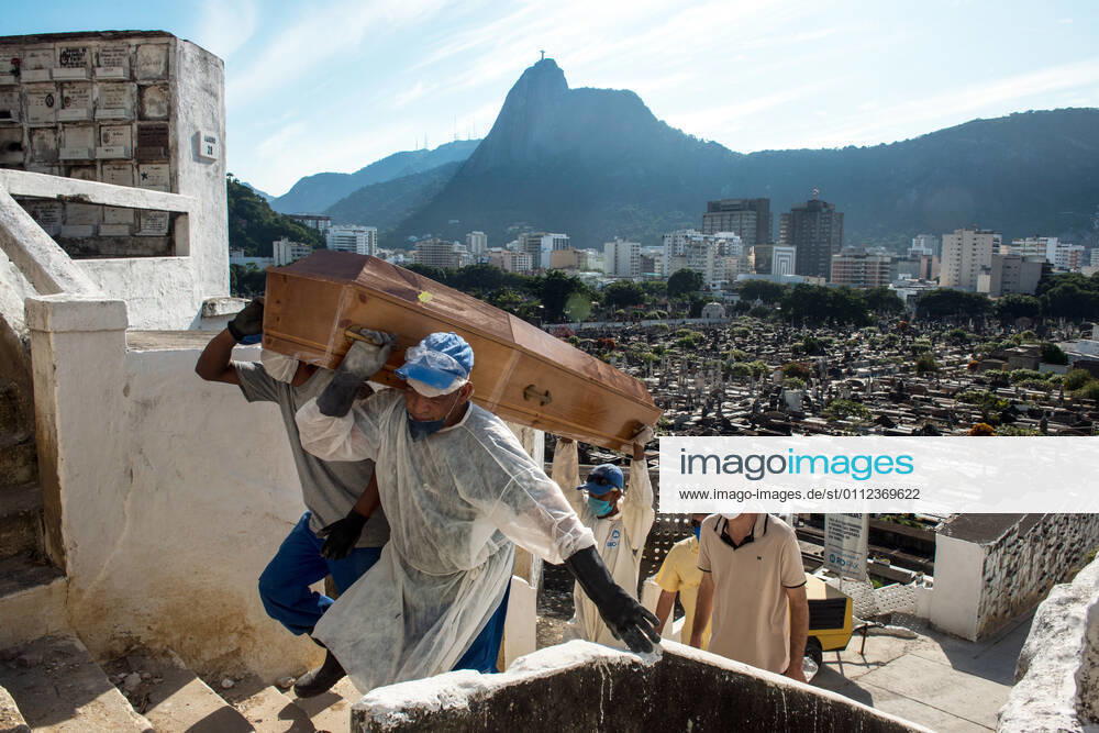 Brazil under COVID-19 RIO DE JANEIRO, BRAZIL, APR 30 : COVID 19 - Funeral of the victim of Covid19 in the Sao Joao Batista cemetery - Corcovado and Christ on the background on April 30, 2020. ( Photo by Chico Ferreira Penta Press ) Rio de Janeiro Brazil 5952_228653
