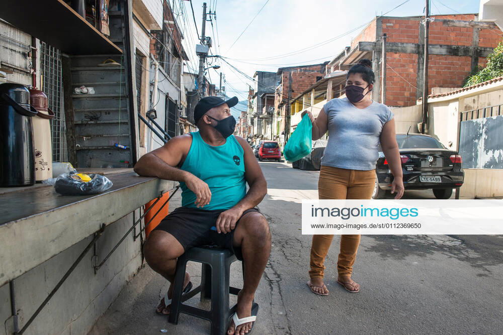 Brazil under COVID-19 RIO DE JANEIRO, BRAZIL, APR 30: COVID 19 - people wearing mask at Cidade de Deus favela on April 30, 2020. ( Photo by Chico Ferreira Penta Press ) Rio de Janeiro Brazil 5952_228655