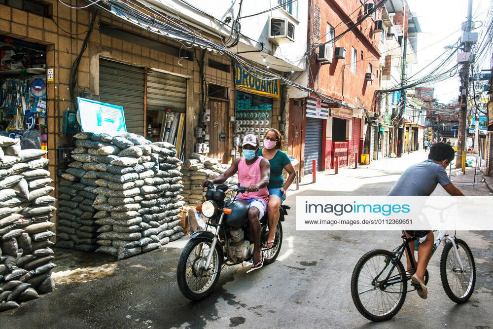 Brazil under COVID-19 RIO DE JANEIRO, BRAZIL, APR 30: COVID 19 - people wearing mask at Cidade de Deus favela on April 30, 2020. ( Photo by Chico Ferreira Penta Press ) Rio de Janeiro Brazil 5952_228656