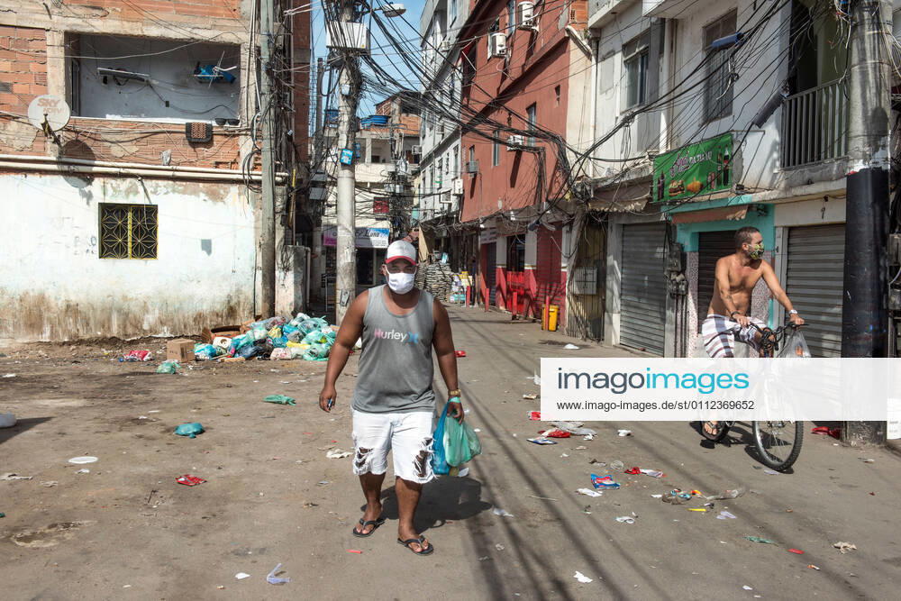 Brazil under COVID-19 RIO DE JANEIRO, BRAZIL, APR 30: COVID 19 - people wearing mask at Cidade de Deus favela on April 30, 2020. ( Photo by Chico Ferreira Penta Press ) Rio de Janeiro Brazil 5952_228657