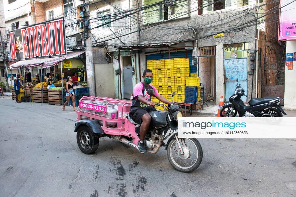 Brazil under COVID-19 RIO DE JANEIRO, BRAZIL, APR 30: COVID 19 - Propane tank Deliveryboy wearing mask at Cidade de Deus favela on April 30, 2020. ( Photo by Chico Ferreira Penta Press ) Rio de Janeiro Brazil 5952_228658