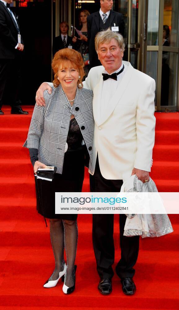 Goldene Henne 2008 Regina Thoss with husband Roland Clemens Hinkel at the award ceremony of the Goldene Henne 2008 at the Friedrichstadtpalast in Berlin Copyright IMAGO Herrmann 17 09 2008 IMAGO Foto News Agentur Berlin Henry H Herrmann