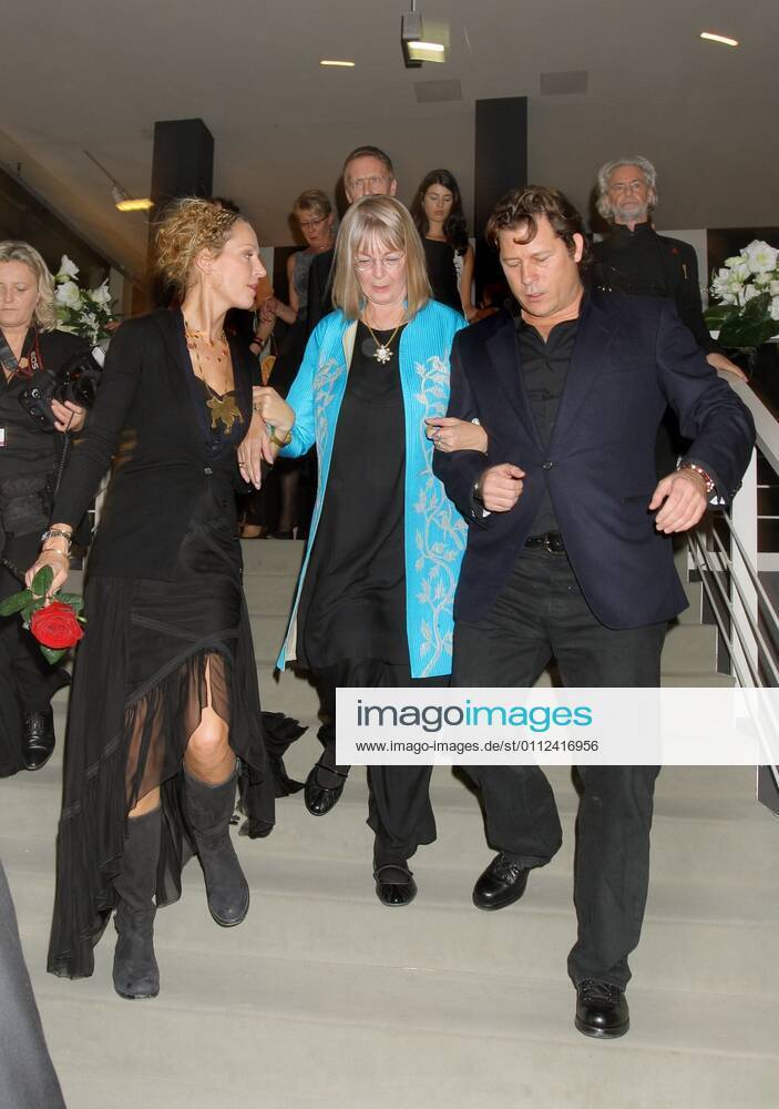 AIDS Gala Deutsche Oper 2008 Actress Uma Thurman with mother Nena Thurman and her boyfriend Arpad Busson at the 15 Festive Opera Gala for the German AIDS Foundation AIDS Gala at the Deutsche Oper in Berlin 2008 Copyright IMAGO Herrmann 08 11 2008 IMAGO Foto News Agentur Berlin Henry H Herrmann