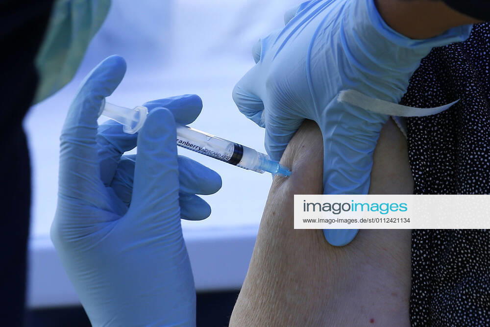 Vaccination against Covid 19 in Gimnasio Jose Manuel Lopez Sebastian Cisternas Aton Chile, Santiago Chile Aton 487251