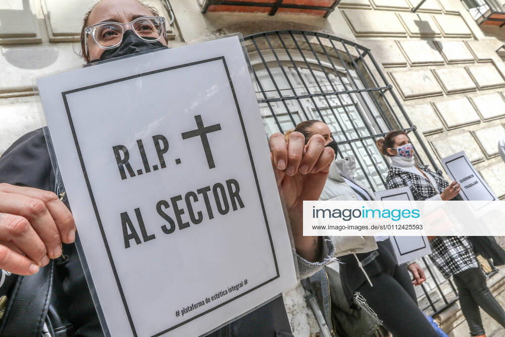 February 8, 2021 (Malaga) the Integral Aesthetic Platform is against the closure of beauty and aesthetic centers and in defense of being considered an essential activity at the door of the Government Delegation of Malaga - ZUMAc161 20210208_zap_c161_002