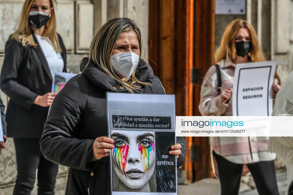 February 8, 2021 (Malaga) the Integral Aesthetic Platform is against the closure of beauty and aesthetic centers and in defense of being considered an essential activity at the door of the Government Delegation of Malaga - ZUMAc161 20210208_zap_c161_003