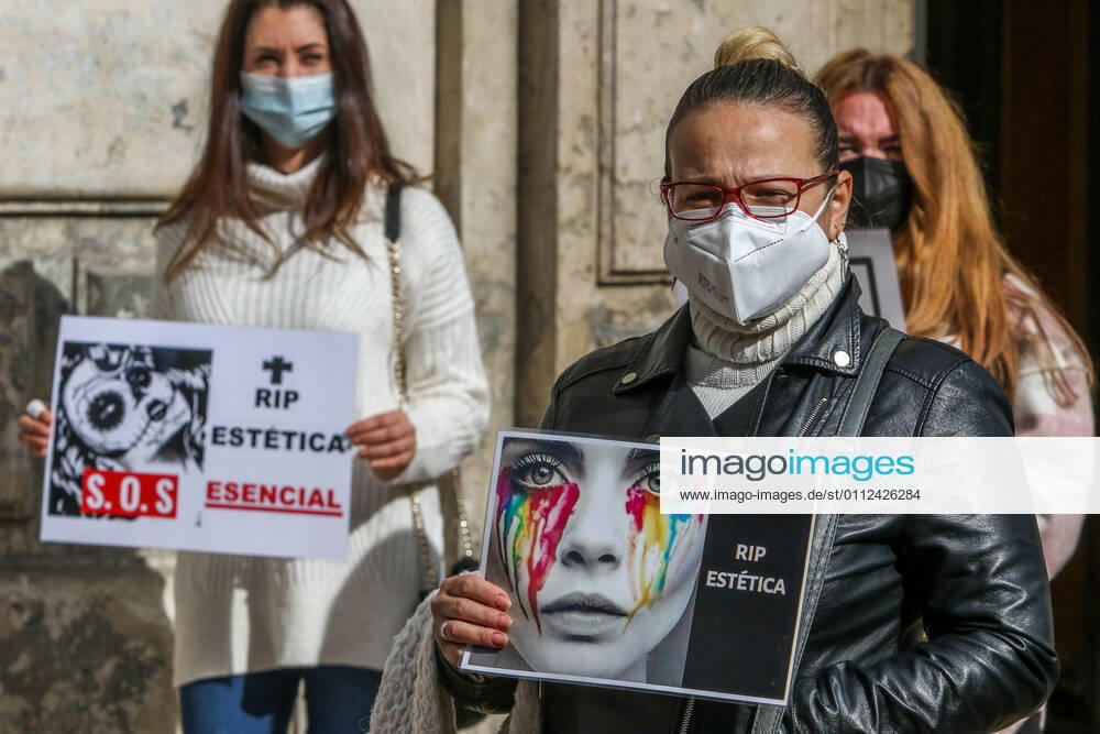 February 8, 2021 (Malaga) the Integral Aesthetic Platform is against the closure of beauty and aesthetic centers and in defense of being considered an essential activity at the door of the Government Delegation of Malaga - ZUMAc161 20210208_zap_c161_005