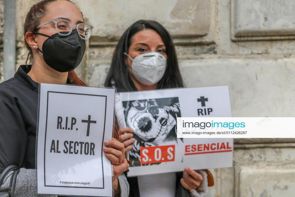 February 8, 2021 (Malaga) the Integral Aesthetic Platform is against the closure of beauty and aesthetic centers and in defense of being considered an essential activity at the door of the Government Delegation of Malaga - ZUMAc161 20210208_zap_c161_006