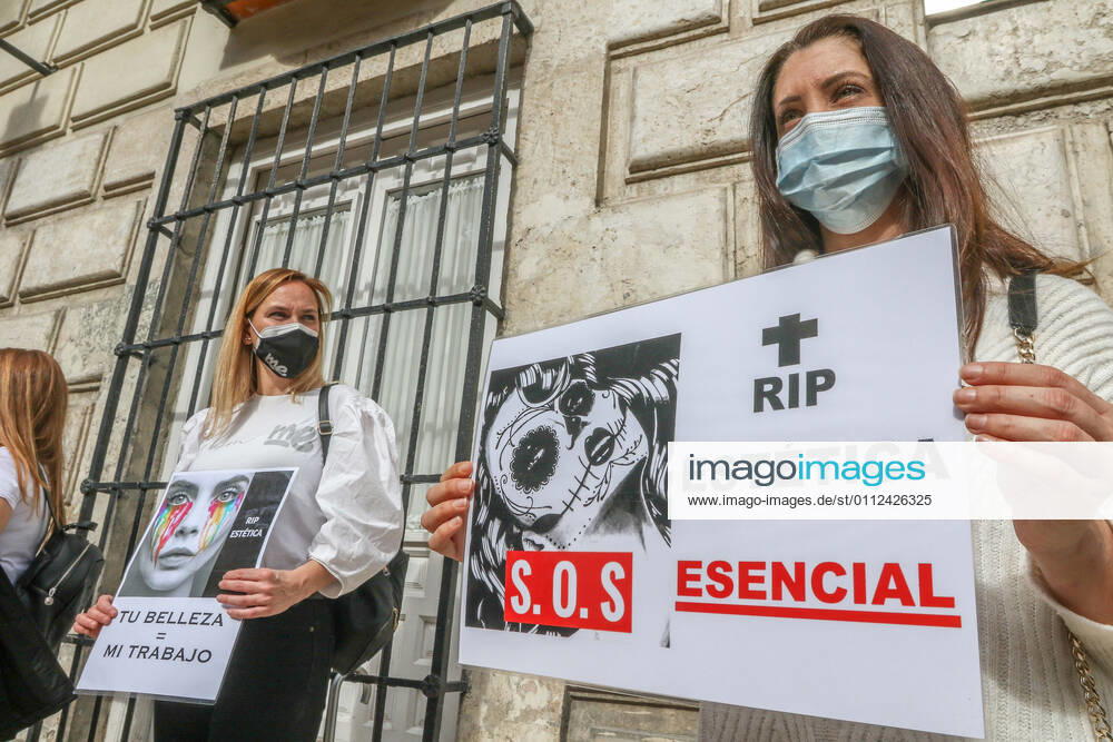 February 8, 2021 (Malaga) the Integral Aesthetic Platform is against the closure of beauty and aesthetic centers and in defense of being considered an essential activity at the door of the Government Delegation of Malaga - ZUMAc161 20210208_zap_c161_007