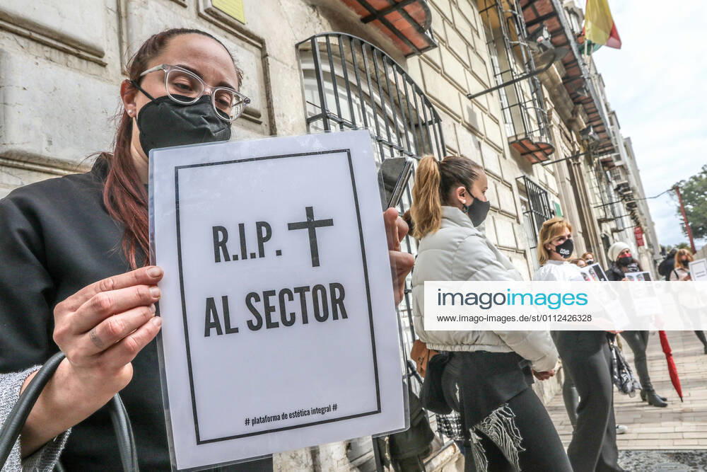February 8, 2021 (Malaga) the Integral Aesthetic Platform is against the closure of beauty and aesthetic centers and in defense of being considered an essential activity at the door of the Government Delegation of Malaga - ZUMAc161 20210208_zap_c161_009