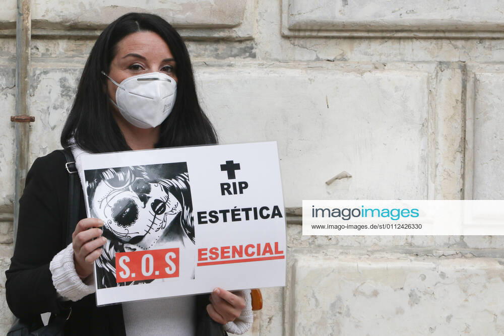 February 8, 2021 (Malaga) the Integral Aesthetic Platform is against the closure of beauty and aesthetic centers and in defense of being considered an essential activity at the door of the Government Delegation of Malaga - ZUMAc161 20210208_zap_c161_011