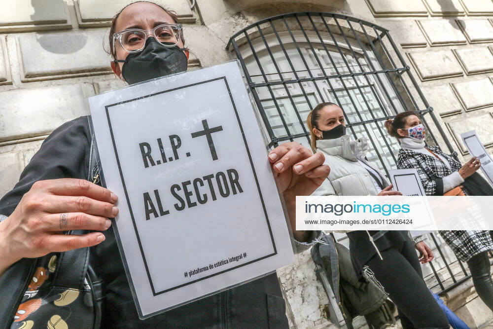 February 8, 2021 (Malaga) the Integral Aesthetic Platform is against the closure of beauty and aesthetic centers and in defense of being considered an essential activity at the door of the Government Delegation of Malaga - ZUMAc161 20210208_zap_c161_014