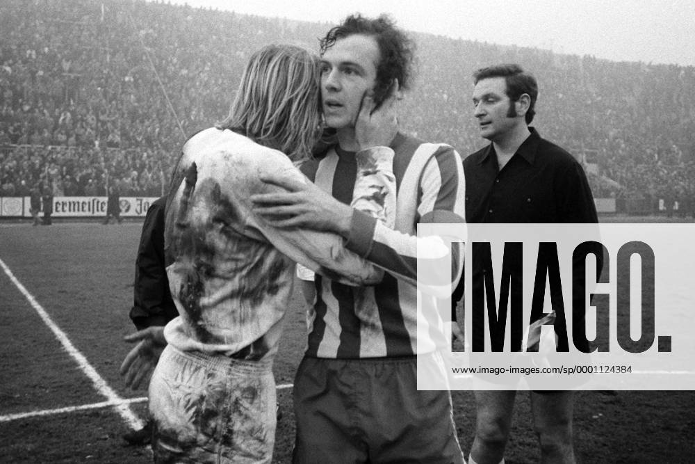 Günter Netzer (li., Gladbach) und Franz Beckenbauer (Bayern) mit einer innigen Umarmung nach einem kräfteraubenden Spiel Fußball 1. BL Herren Saison 1971 1972, Borussia Mönchengladbach - FC Bayern München 2:2 Gruppe Mönchengladbach Harmonie, Kameradschaft,