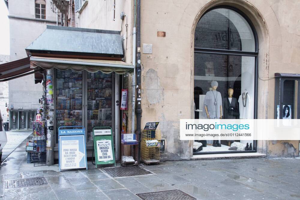 Perugia in the red zone. The capital and the province in full state of emergency covid 19 also due to the variants of the virus present in the area. the city is back in full lockdown. the deserted historic center. anguish and fear reign in one of the two newsstands in the historic center, the crocodiles tell the dramatic situation. Editorial Usage Only