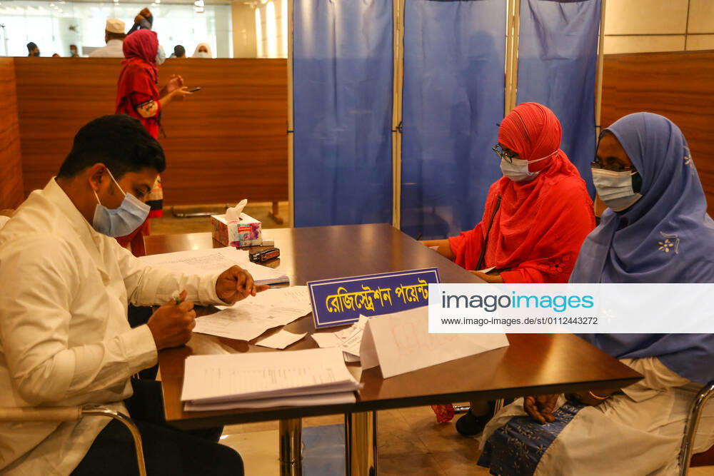 Bangladesh: Covid-19 vaccination drive begins in Dhaka Two women are doing registration to get vaccine. Dhaka Dhaka Division Bangladesh