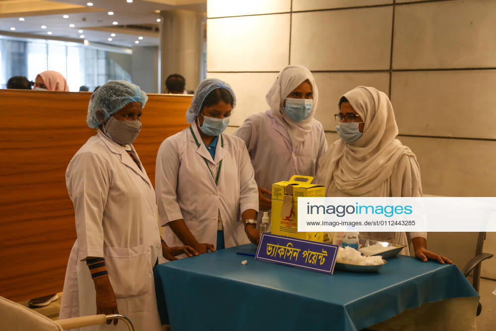Bangladesh: Covid-19 vaccination drive begins in Dhaka Medical workers are discussing with themselves during the vaccination drive. Dhaka Dhaka Division Bangladesh
