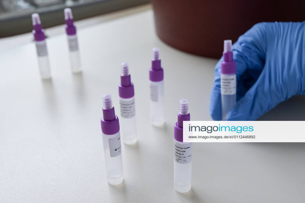 DEUTSCHLAND, Hamburg, Corona Pandemie, Pflegeheim fuer alte Menschen, Schnelltest PoC-Antigen fuer Besucher Hamburg Germany
