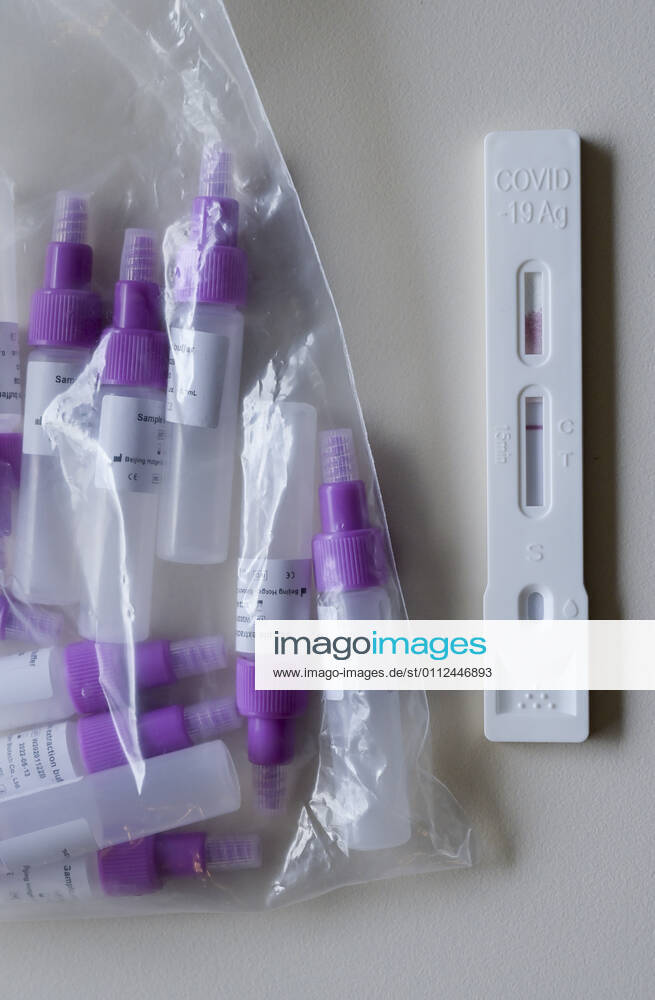 DEUTSCHLAND, Hamburg, Corona Pandemie, Pflegeheim fuer alte Menschen, Schnelltest PoC-Antigen fuer Besucher, Testergebnis: Negativ Hamburg Germany